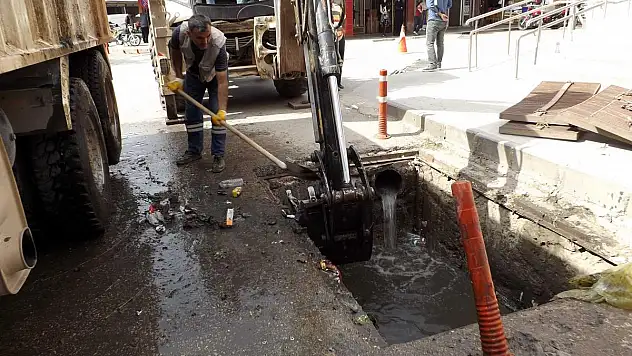 YAĞMUR SUYU HATLARINDAKİ ATIKLAR HAYRETE DÜŞÜRDÜ