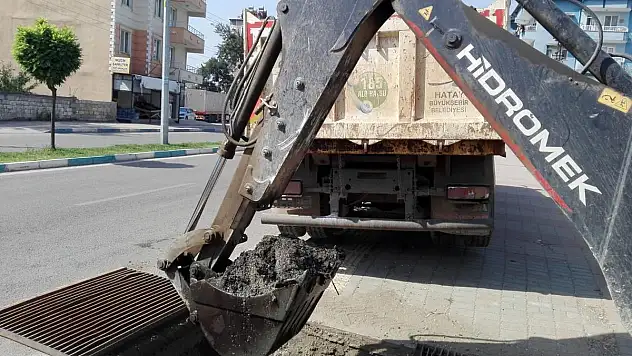 YAĞMUR SUYU HATLARINDAKİ ATIKLAR HAYRETE DÜŞÜRDÜ