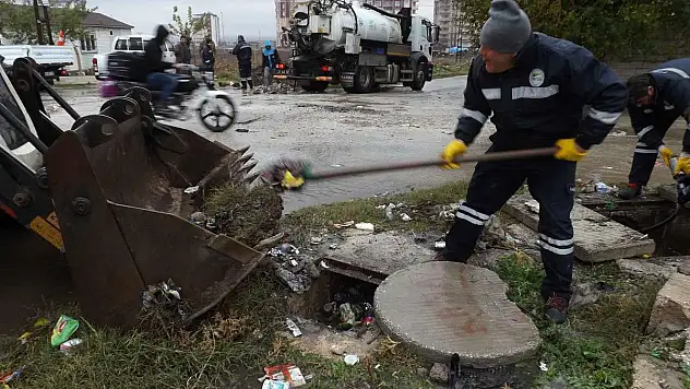 Yağmur Suyu Hatlarını Tıkayan Atıklar Temizlendi
