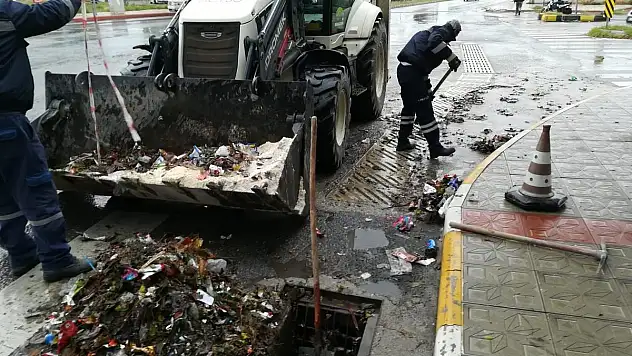 YAĞMUR SUYU IZGARALARINDA TEMİZLİK VE ONARIM SÜRÜYOR