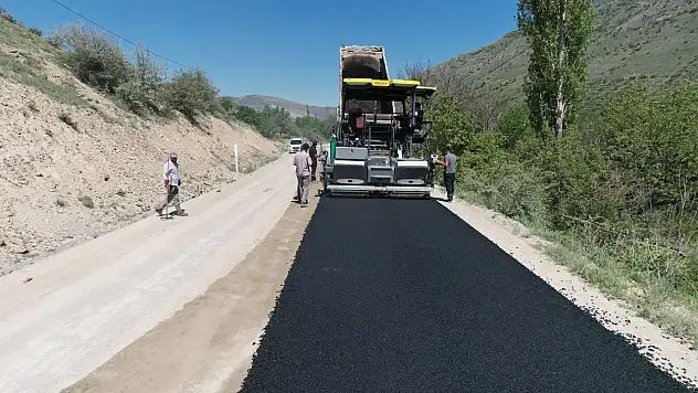 Yahyalı'da asfalt hamlesi: Üç mahallede yollar yenileniyor