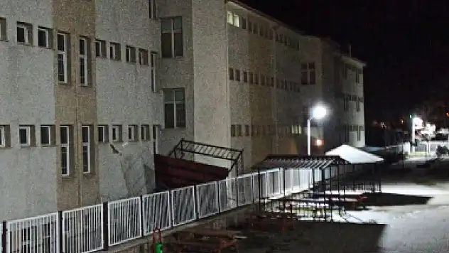 Yahyalı'da fırtına kamelyaları yerinden söktü