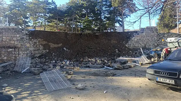 Yahyalı'da istinat duvarı çöktü