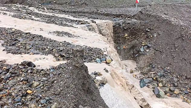 Yahyalı'da Sel Yolu Kapattı