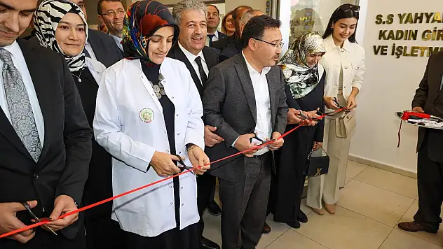 YAHYALI'DA İLKOKUL, HALI SAHA VE KADIN KOOPERATİFİ TÖRENLE AÇILDI