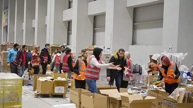 Yardımlar fuar merkezinde toplanıyor