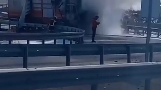 Yatak yüklü TIR yandı