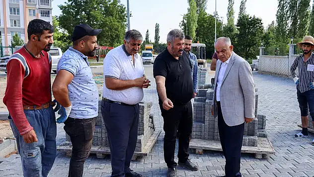 YENİ AÇILAN YOLLARA PARKE DÖŞENİYOR