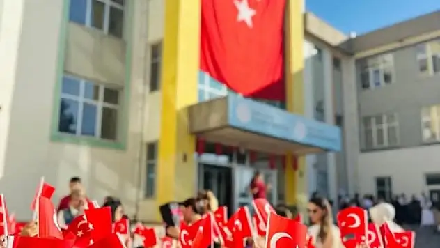 Yeni döneme Türk bayraklarıyla başlanacak