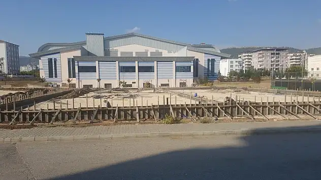 Yeni Mahalle'de Tenis Kortu Çalışması