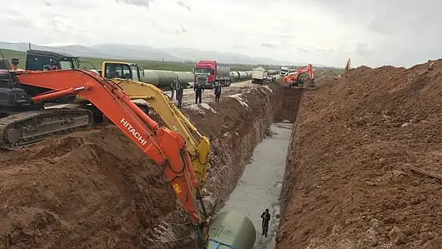 Yeraltı su boruları döşeniyor