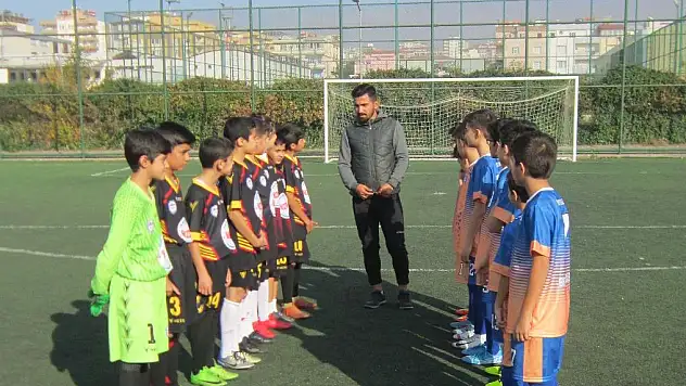 YEŞİL SAHALARINDA GELECEĞİN FUTBOLCULARI YETİŞİYOR