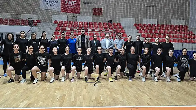 Yeşilay ERVA Spor Kulübü Cumhuriyet turnuvasını çifte kupayla tamamladı
