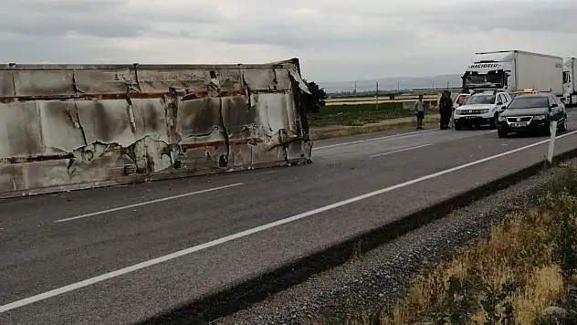 Yesilhisar'da TIR dorsesi yerinden çıktı, faciadan dönüldü