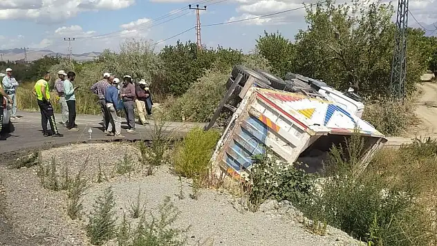 Yeşilhisar'da kamyon devrildi: 1 yaralı