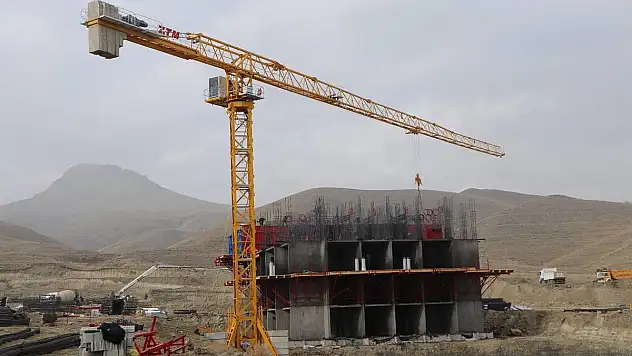 Yeşilhisar'da TOKİ konutlarının yapımı sürüyor