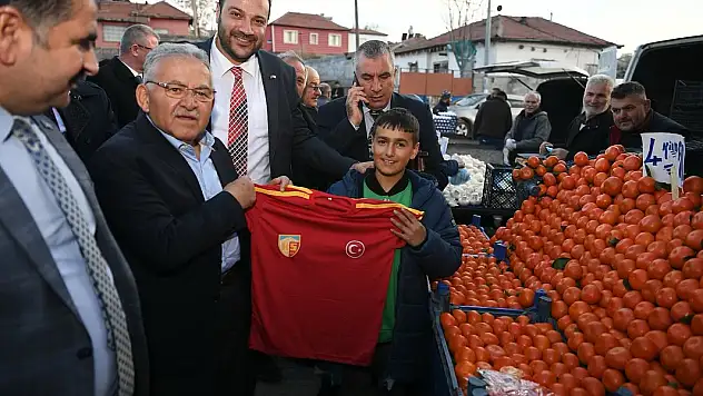 Yeşilmahalle Semt Pazarı'nı ziyaret etti