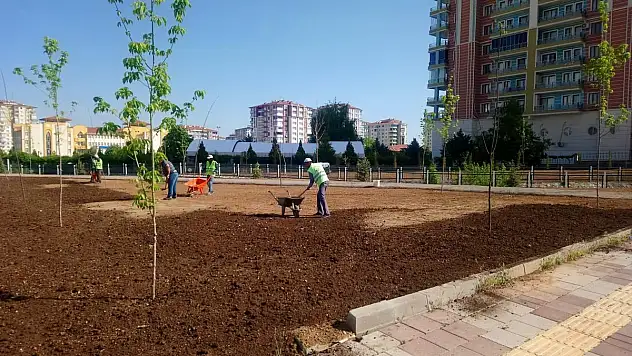 YEŞİLYURT'TA Kİ PARKLAR VE YEŞİL ALANLAR GÜZEL GÜNLERE HAZIRLANIYOR