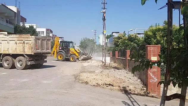 Yıpranan Kaldırım Taşları Yenileniyor