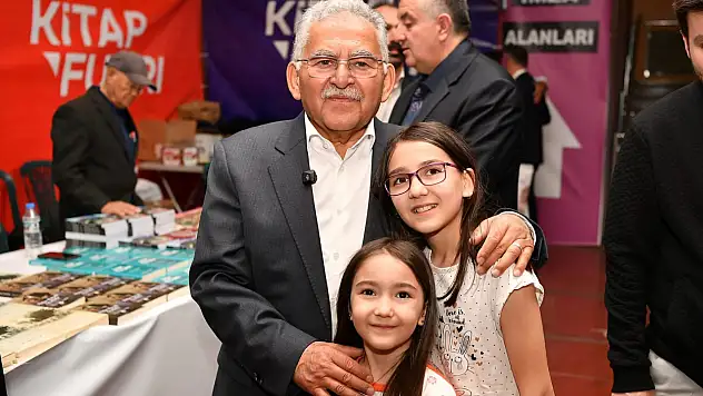 Kitap Fuarı'nda Büyükkılıç'a Yoğun İlgi