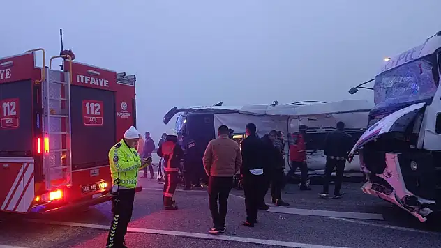 Yolcu otobüsü devrildi 4 ölü