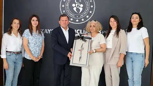Yurt öğrencilerinden il müdürüne anlamlı hediye