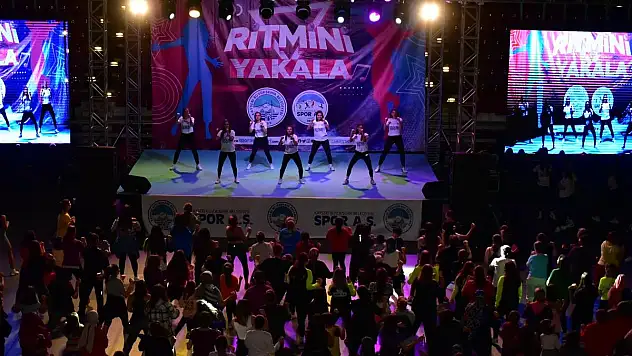 YÜZLERCE KADIN RİTMİ YAKALADI