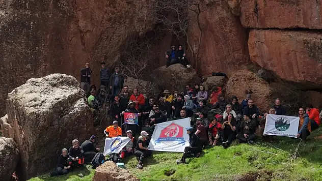 Zebil Şelalesi'ne 65 kişilik doğa yürüyüşü