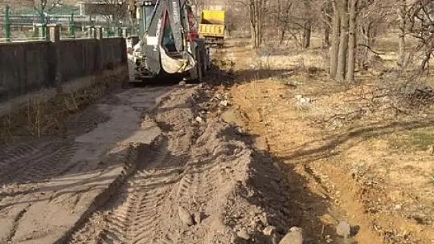 ZİLE MAHALLESİNDE YOL KUMLAMA ÇALIŞMASI DEVAM EDİYOR
