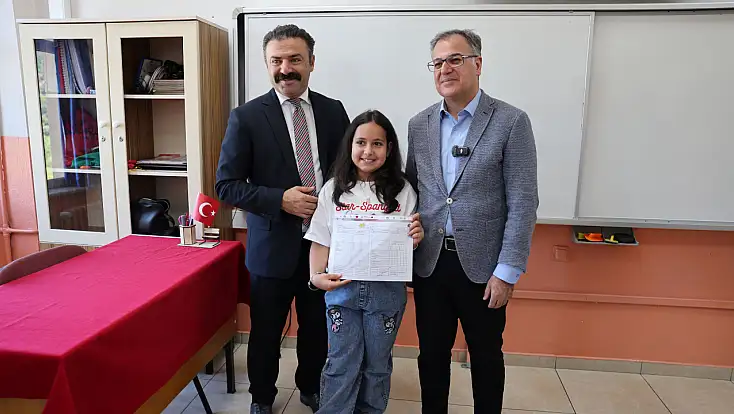 Başkan Özdoğan, Öğrencilerin Karne Sevincini Paylaştı