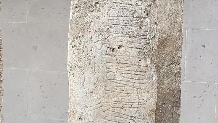 Belgesel çekerken tarihi yazıt buldu