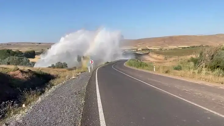 Bünyan’da Su Borusu Patladı, Su Metrelerce Yüksekliğe Fışkırdı