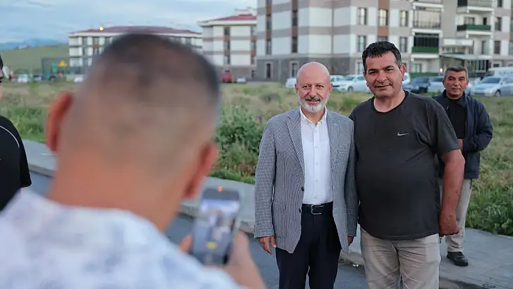 Çolakbayrakdar: 'Gençlere Halı Saha ve Voleybol Sahası Yapıyoruz'