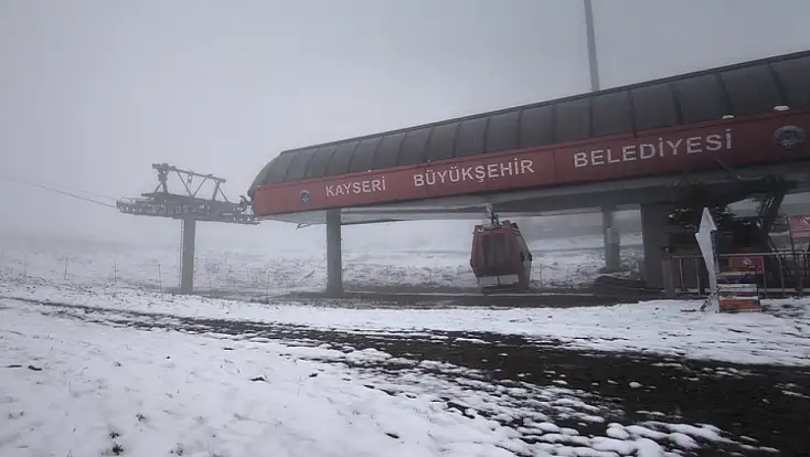 Erciyes’e yeniden kar yağdı: Turizmcilerin yüzü güldü