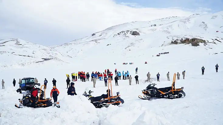 Erciyes’te gerçeği aratmayan çığ tatbikatı