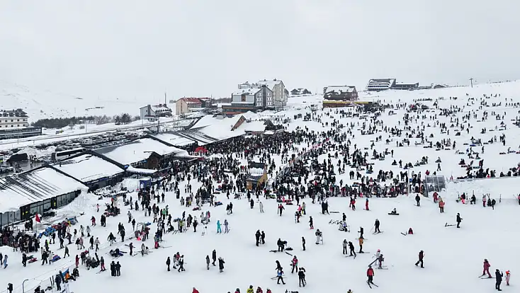 Erciyes’teki haftasonu yoğunluğu dron ile görüntülendi