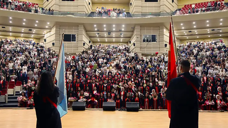 ERÜ Eğitim Fakültesi yeni mezunlarını verdi