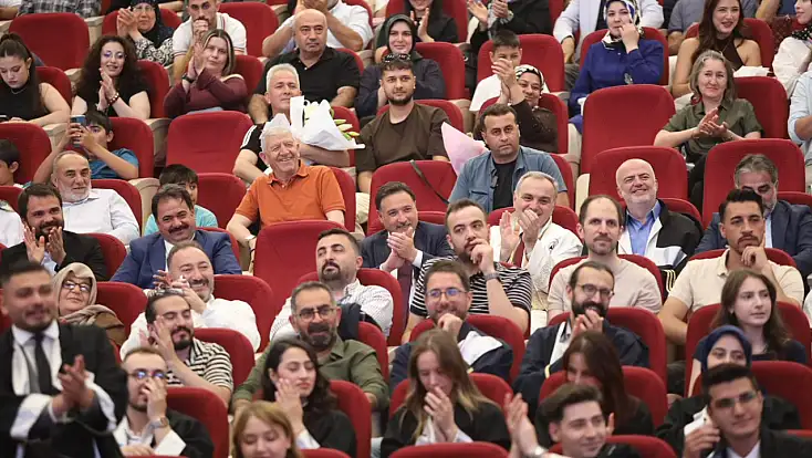 ERÜ İletişim Fakültesi'nde Mezuniyet Coşkusu