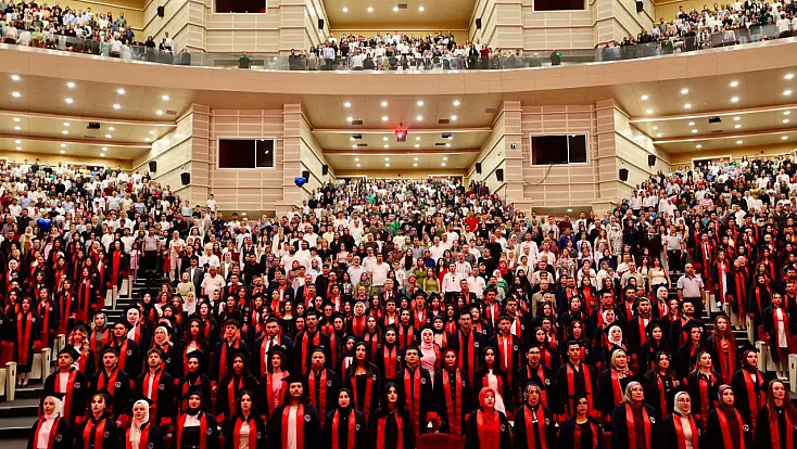 ERÜ Sağlık Hizmetleri Meslek Yüksekokulu, yeni mezunlarını verdi