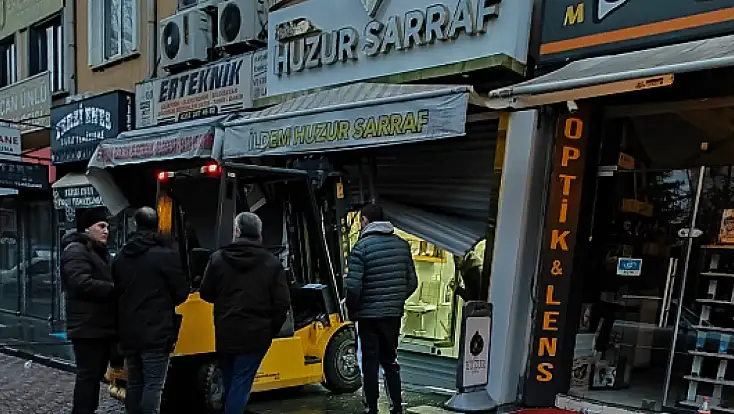 Forkliftle kuyumcu dükkanının kepengini açıp hırsızlık yaptı
