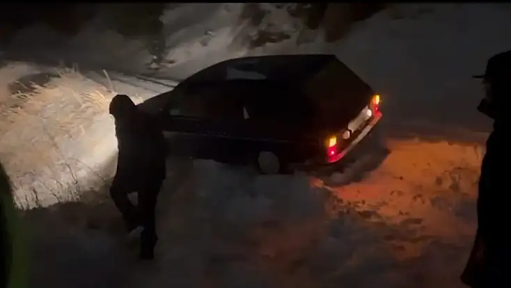 Hacılar’da kara saplanan araçtaki 3 kişi kurtarıldı