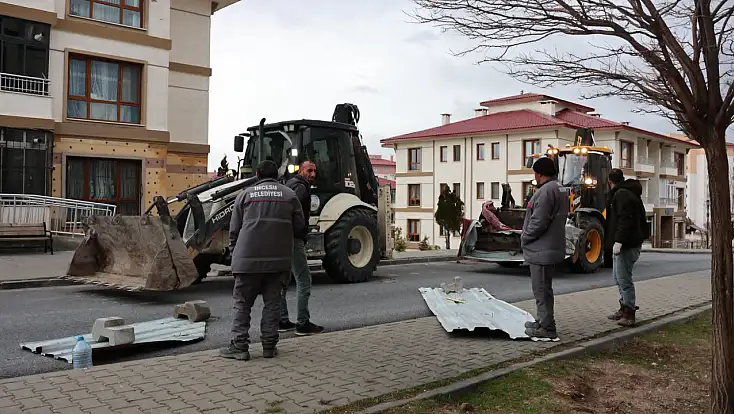 İncesu’da rüzgar çatıları uçurdu
