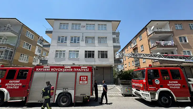 Kayseri’de 3 katlı binada yangın