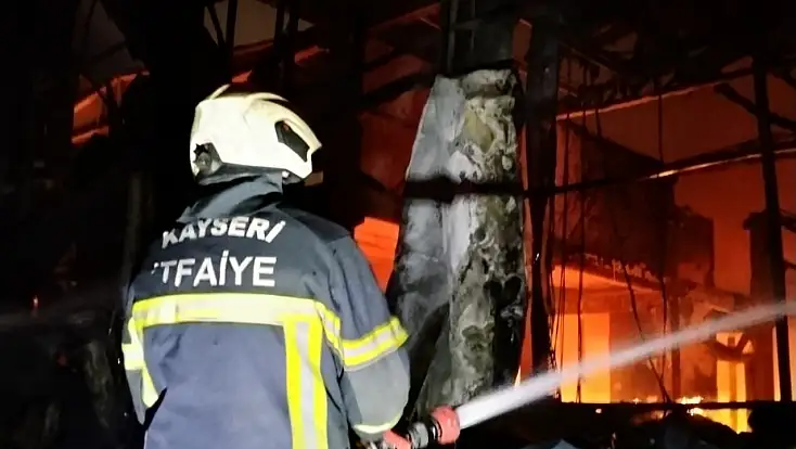 Kayseri İtfaiyesi Kırıkkale’deki fdabrika yangınına destek veriyor