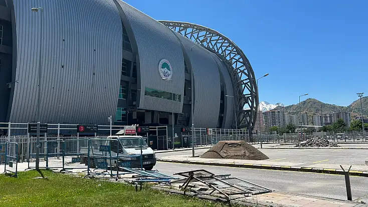 Kayserispor’un stadyumunda yeni sezon öncesi tadilat başladı