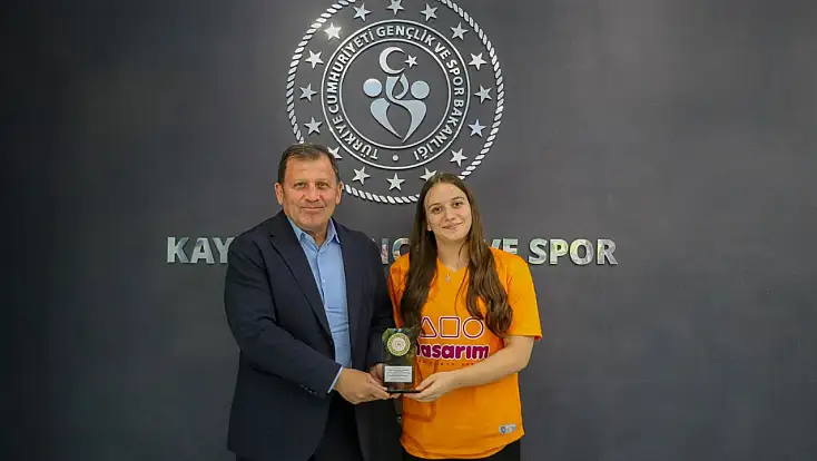 Milli yüzücü Berilay Batur'dan Bulgaristan'da üç madalya