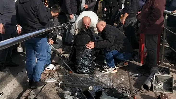 Otomobil yayalara çarptı