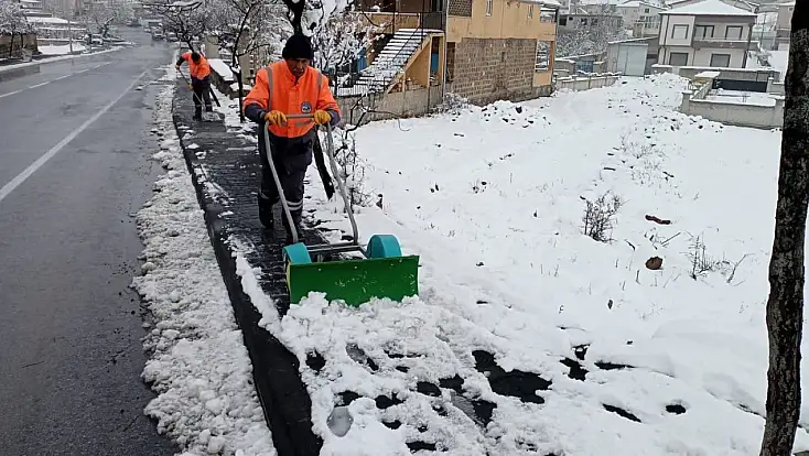 Talas’ta Karla mücadele aralıksız sürüyor
