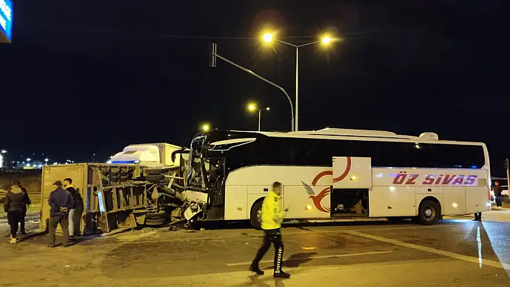 Yolcu otobüsü ile kamyonet çarpıştı: 5 yaralı
