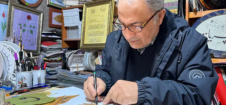 Kaligrafi sanatını kurumuş yapraklara işliyor